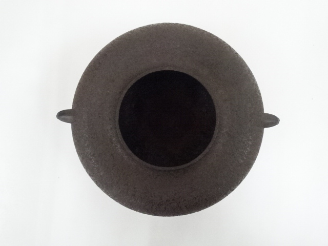  釜師道彦造　菊桐地紋政所釜（銀ツマミ）（共箱）